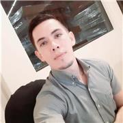 Joven estudiante apto para dar clases a niños